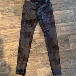 Alo yoga black camo tights, size small